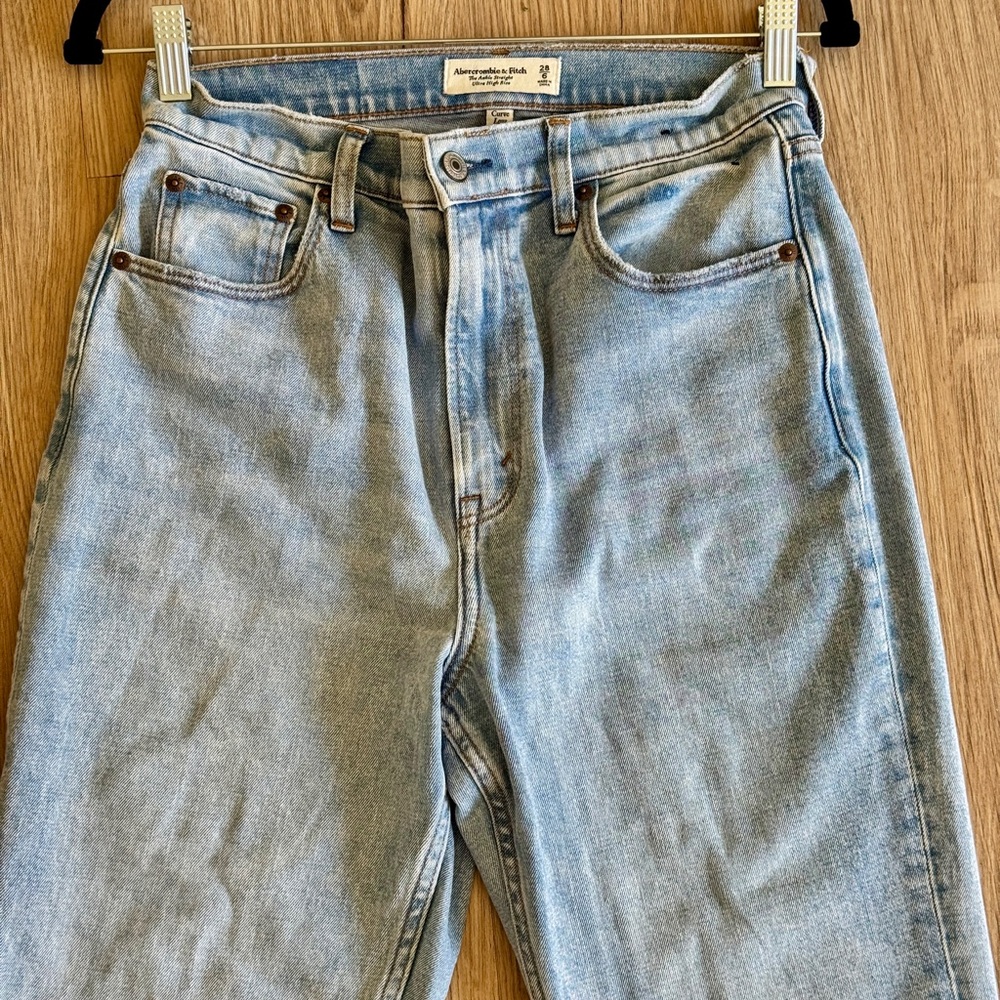 Abercrombie & Fitch High-Rise Light Wash Ankle Straight Jeans- Size 28 - Picture 5 of 15